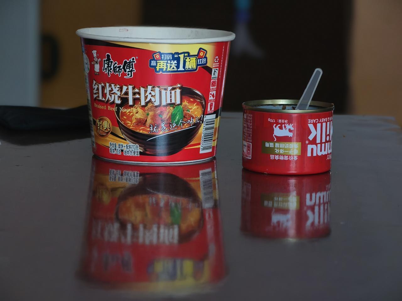 “今天的伙食对比：
我：经典款，靠调料包续命
猫：全价奶糕，营养拉满
谁才是真正