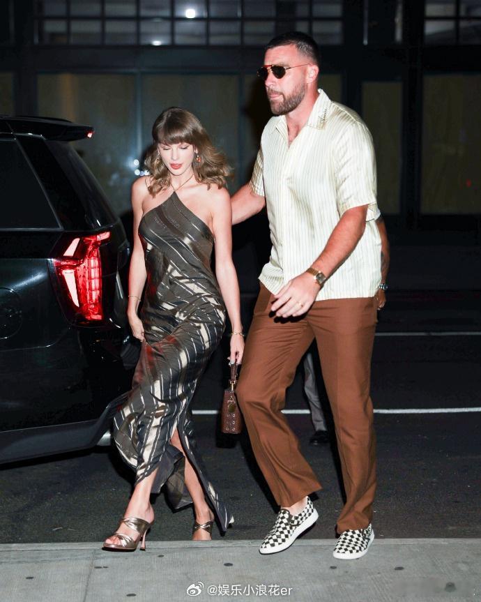 霉霉Travis婚后首次公开约会TaylorSwift金属条纹挂脖长裙 霉霉和老