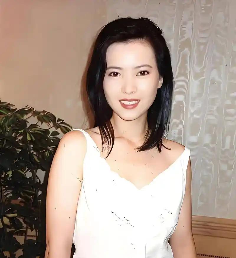 蓝洁瑛年轻时生活优渥，20岁时就已事业有成，80年代时就开上了价值不菲的保时捷。
