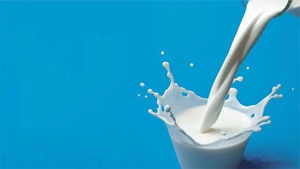 【奶价跌至“冰点”，伊利、蒙牛却去偷偷加码“炼金术”】当牧场奶农还在吐槽“卖奶不