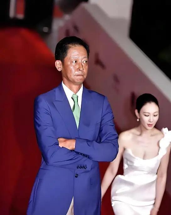 2000年，金鹰奖答谢典礼上，王志文和女记者发生争执，女记者怒吼：你别太狂，信不