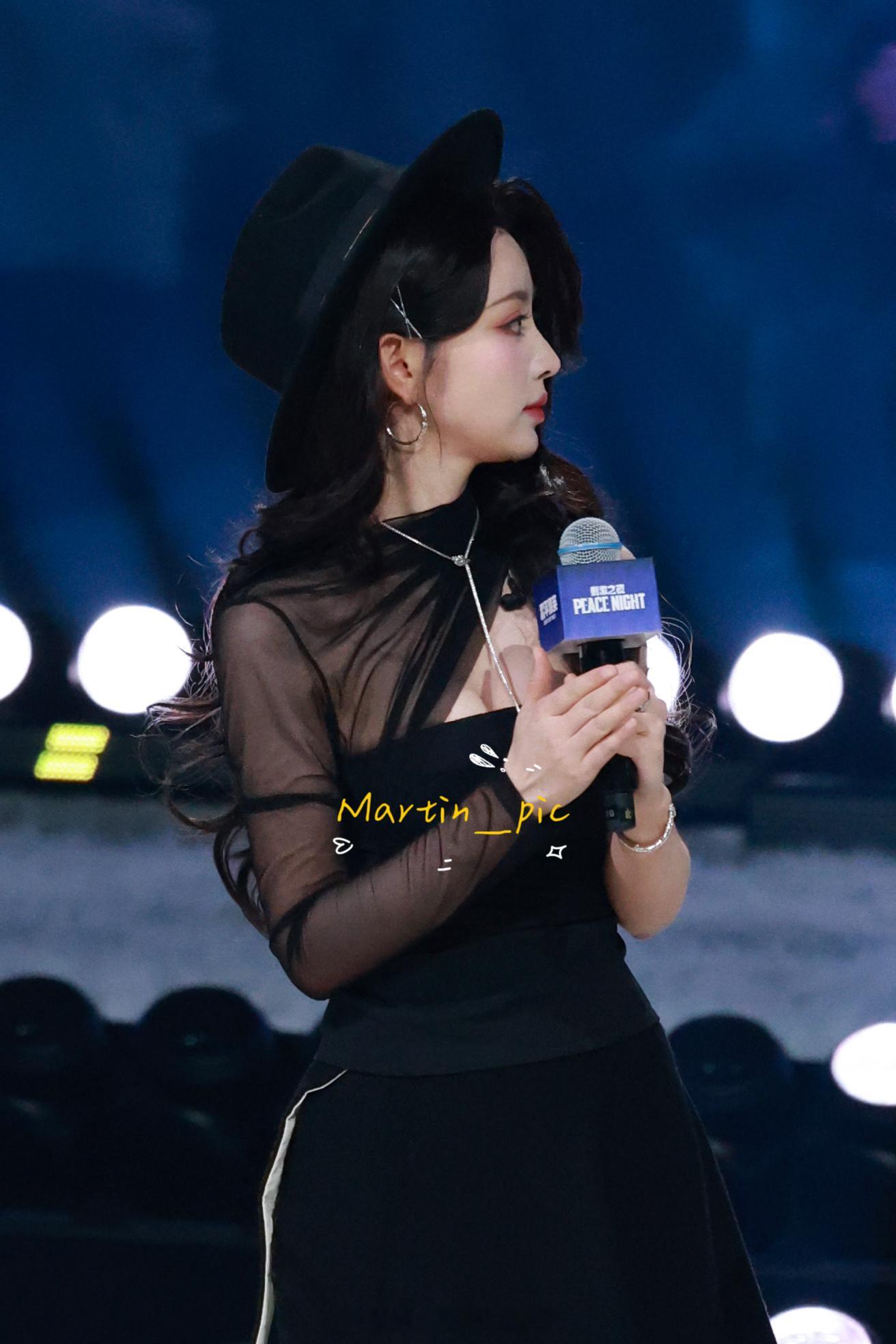 #田曦薇[超话]#  田曦薇 241018和平精英生图掉落~All Black 