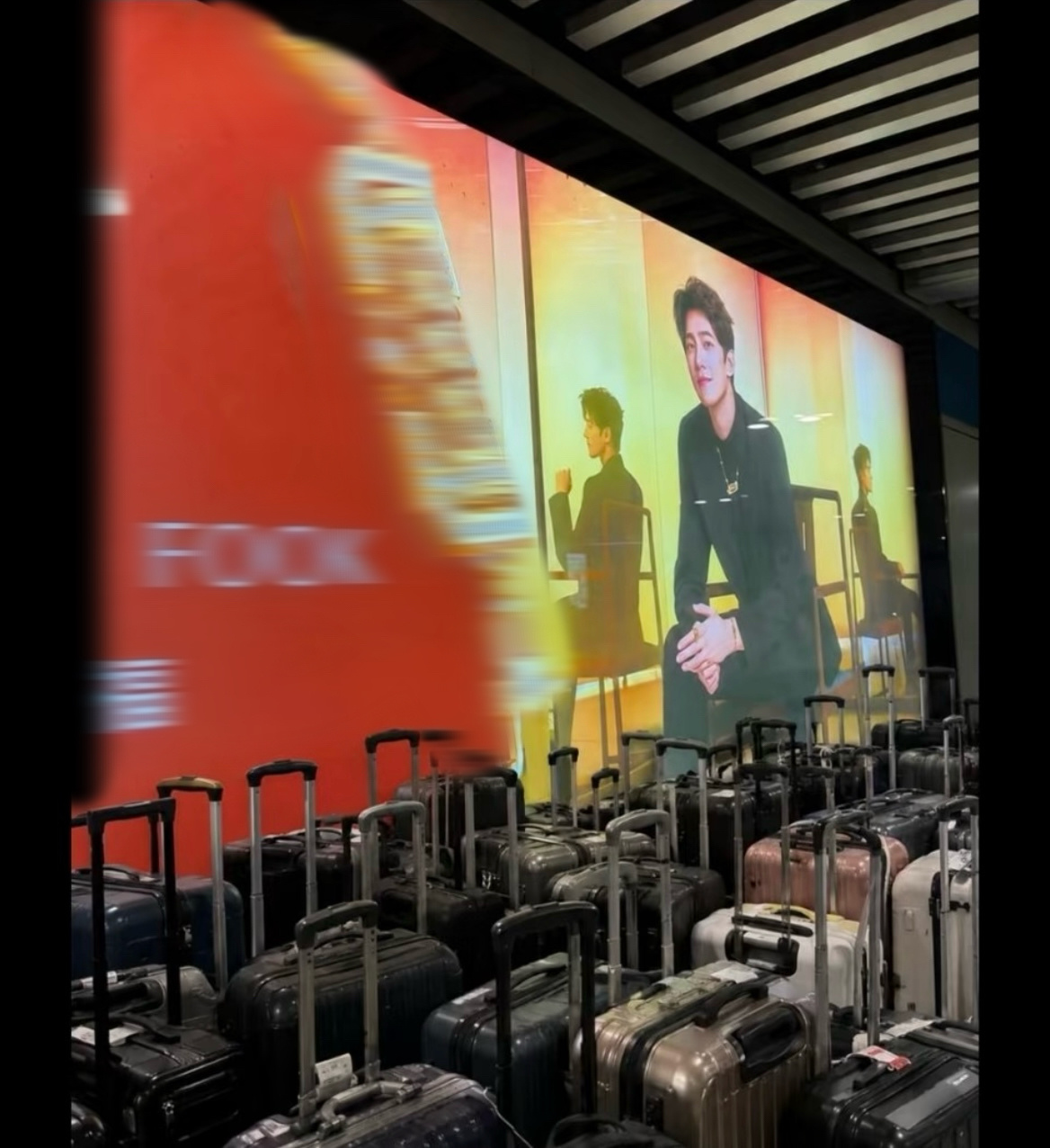 你们继续让杨洋看行李🧳！太坏了一点好吗[并不简单]杨洋[超话] ​​​