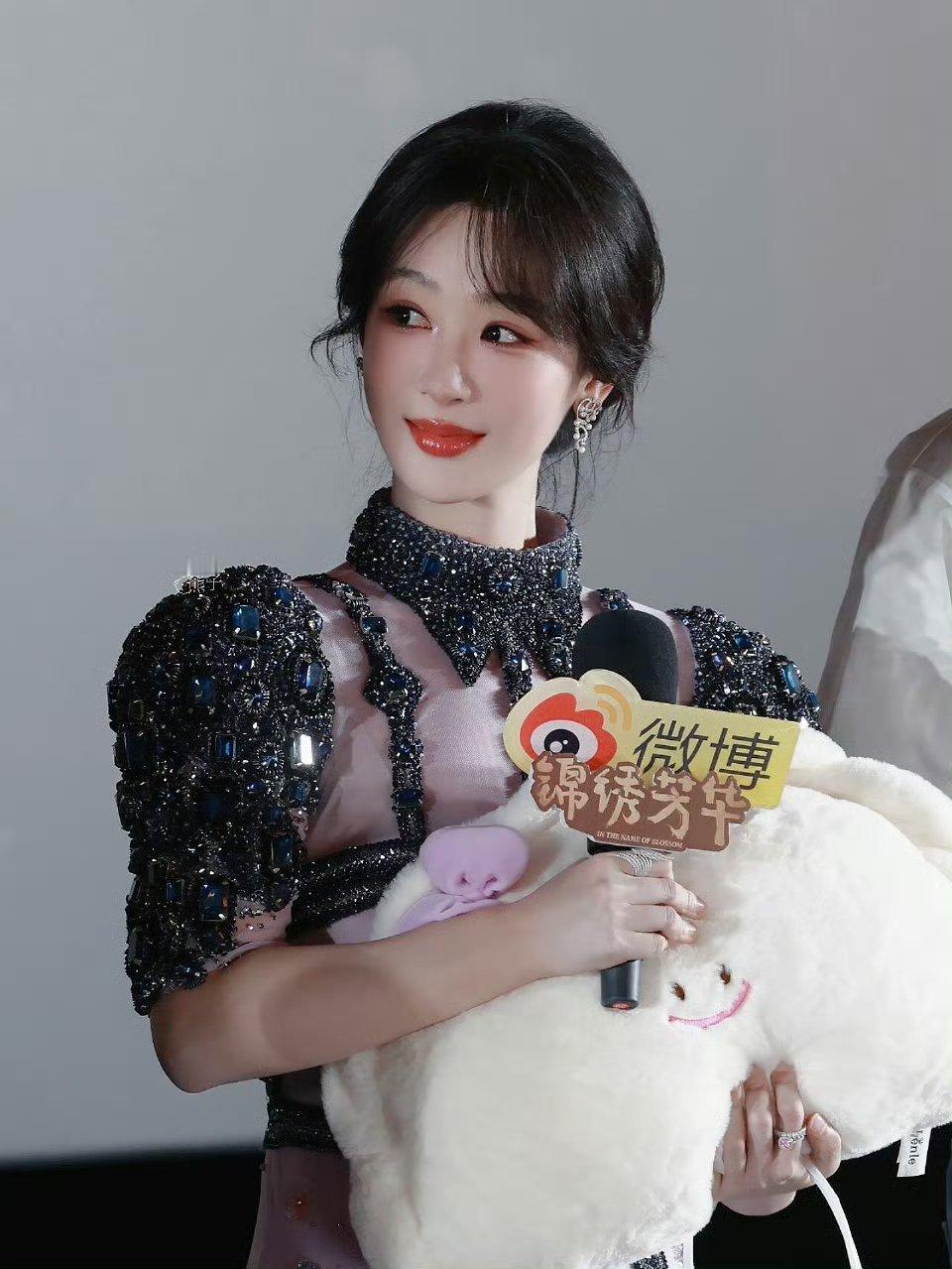 这个杨紫美成啥了。。。好大气的美。。。妈妈 ​​​