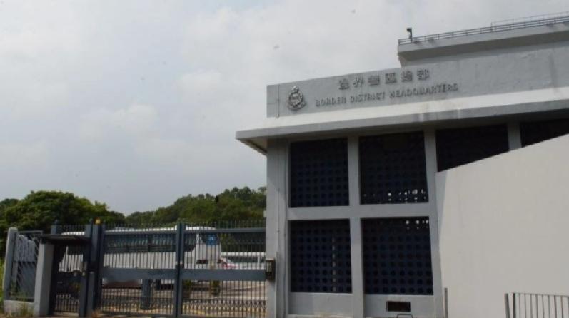 前日（4日）凌晨约1时，香港警方在青衣枫树窝路一住宅单位处理一宗噪音投诉案件时，