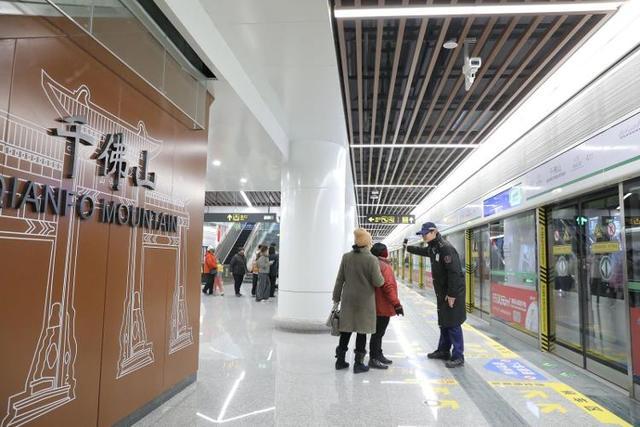 2025年12月27日10时15分，济南地铁4号线开通运营，经十路拥堵缓解立竿见