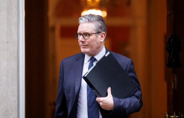 【英国首相斯塔默遭“逼宫”】

根据彭博社的报道称，工党内部正在激烈讨论首相斯塔