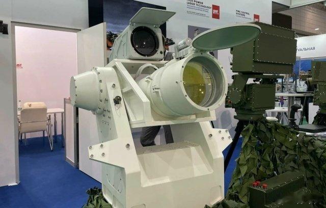 卢卡申科秀“激光笔”：两公里外把无人机烧成烤鸡

现在的战场，无人机多得像夏天的