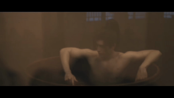 陈飞宇身材陈飞宇白日提灯沐浴戏 别人沐浴戏秀身材，段胥沐浴戏秀伤疤，满背交错的痕