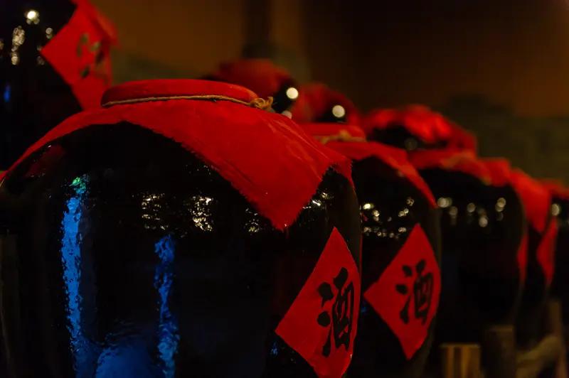 “会须一饮三百杯”，喝的什么酒？
李白在《将进酒》中高歌“会须一饮三百杯”，这不