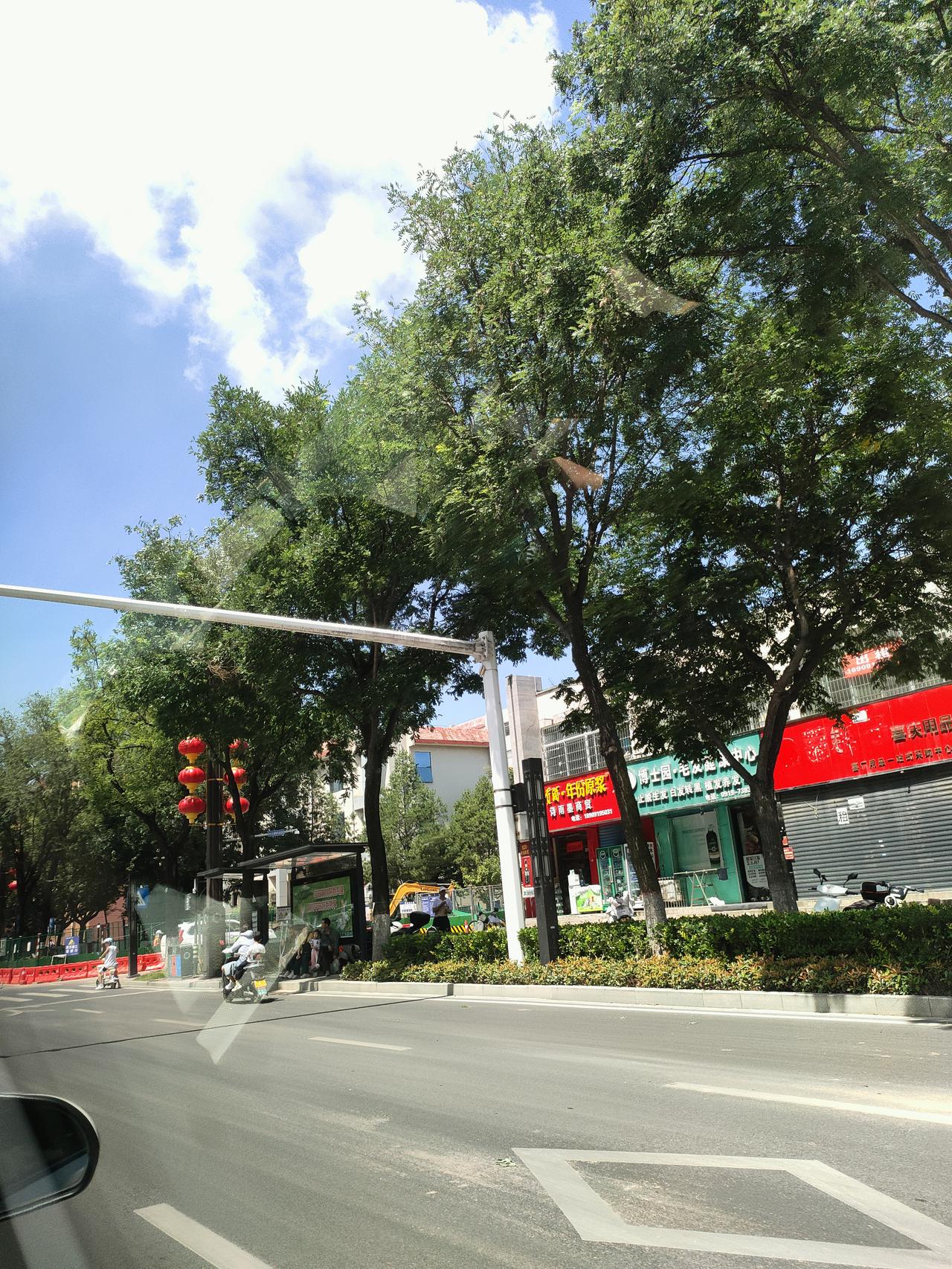 分享你随手拍的风景行驶在小城的路上，壁画、绿树、晴空尽收眼底，简简单单，心里格外