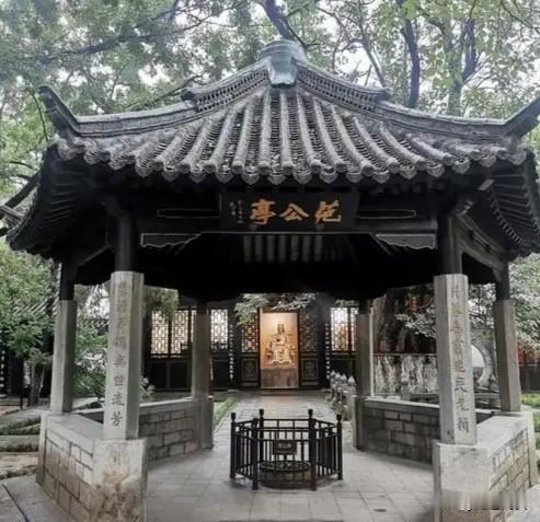 青州古建筑以明清风格为主，山水城一体。古城背靠云门山，南阳河穿城而过，棋盘式街巷