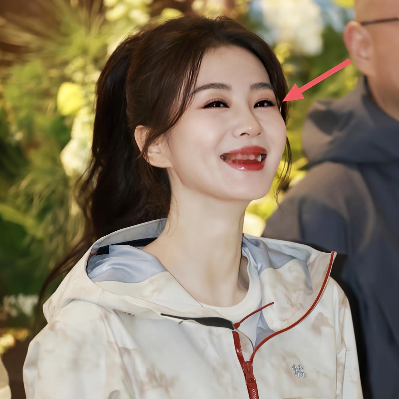 仔细看刘诗诗的长相，
越看越觉得奇怪，
不是不够美了，也不是变老了，而是她眼里还