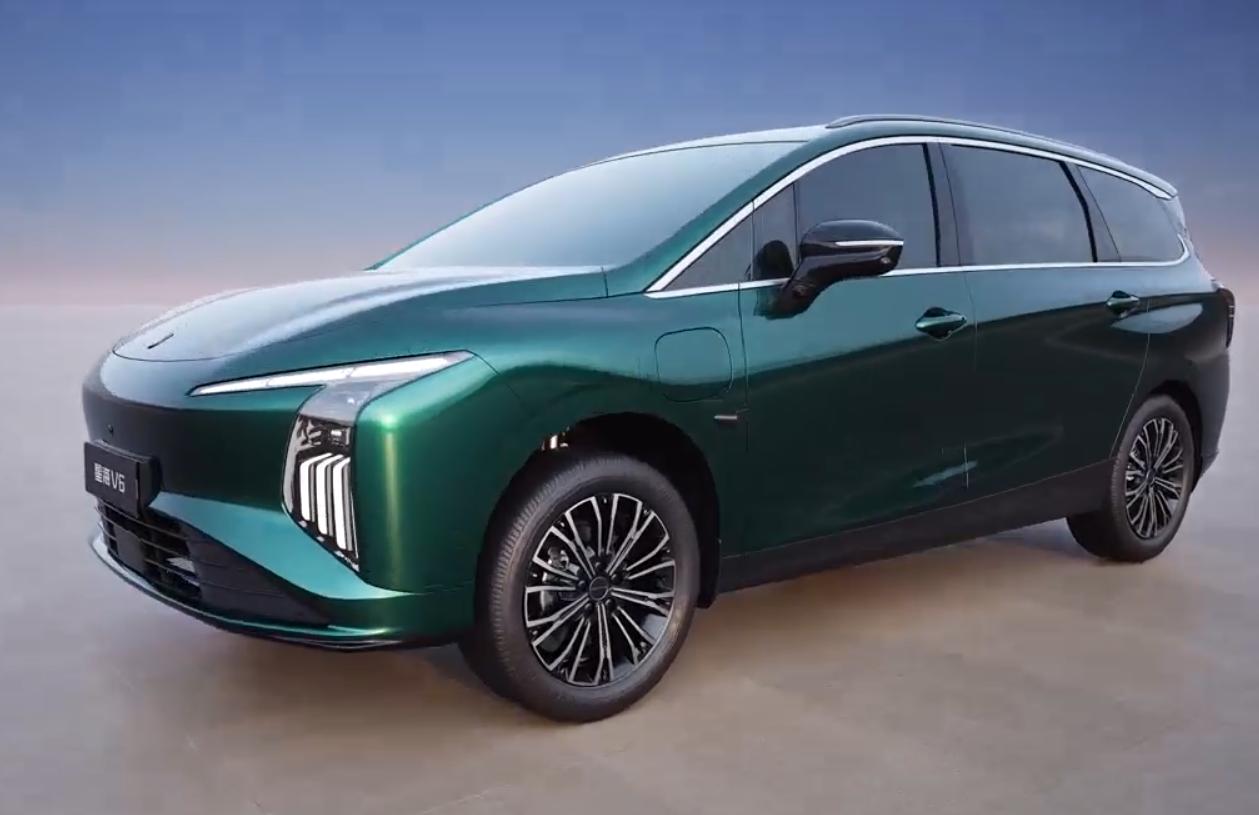 东风风行推出星海V6，定位10万级纯电六座家用车型！价格非常亲民！且采用华为乾崑