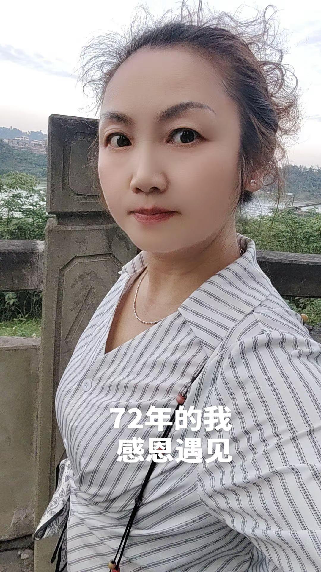 减龄穿搭，穿出自己的风格，心态好，一切都好！多到户外走走 ！