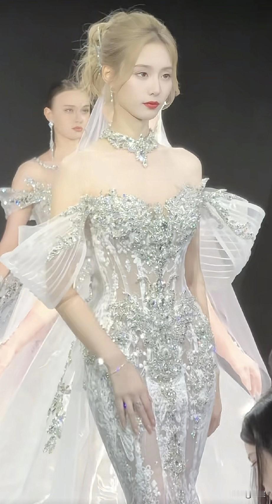 徐艺洋T台走秀：在模特簇拥下绽放别样光彩