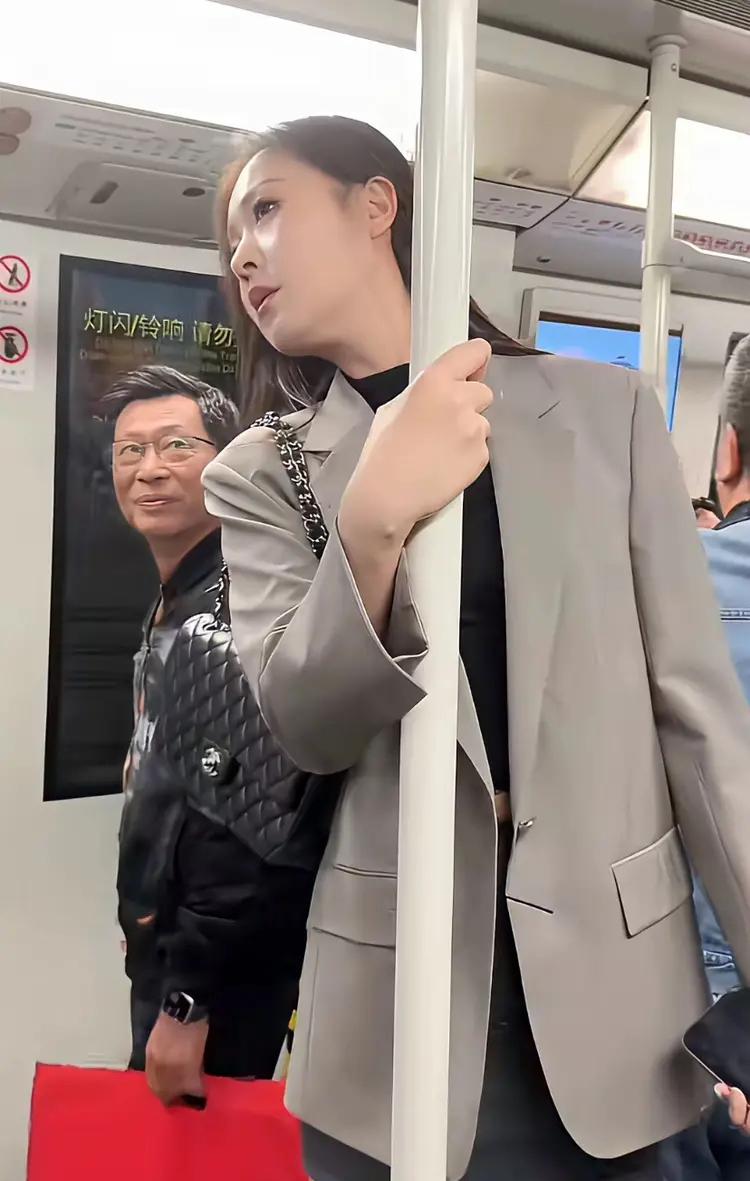 个子又高，身材也好，长得也漂亮，谁遇到不多看上两眼啊。