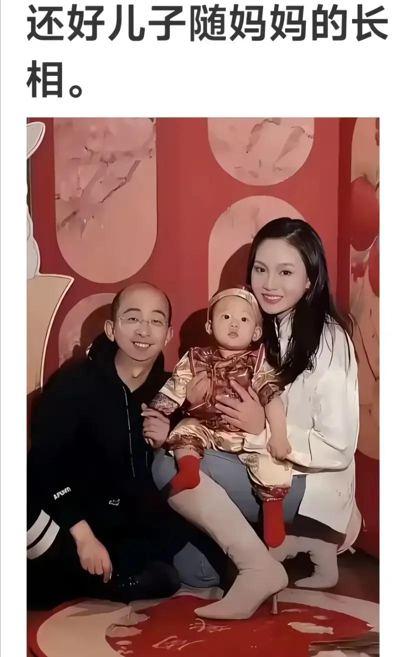 2022年，坐拥过亿身家的最丑男星巨兴茂和大美女孟久淇在儿子满月宴上的留影。
