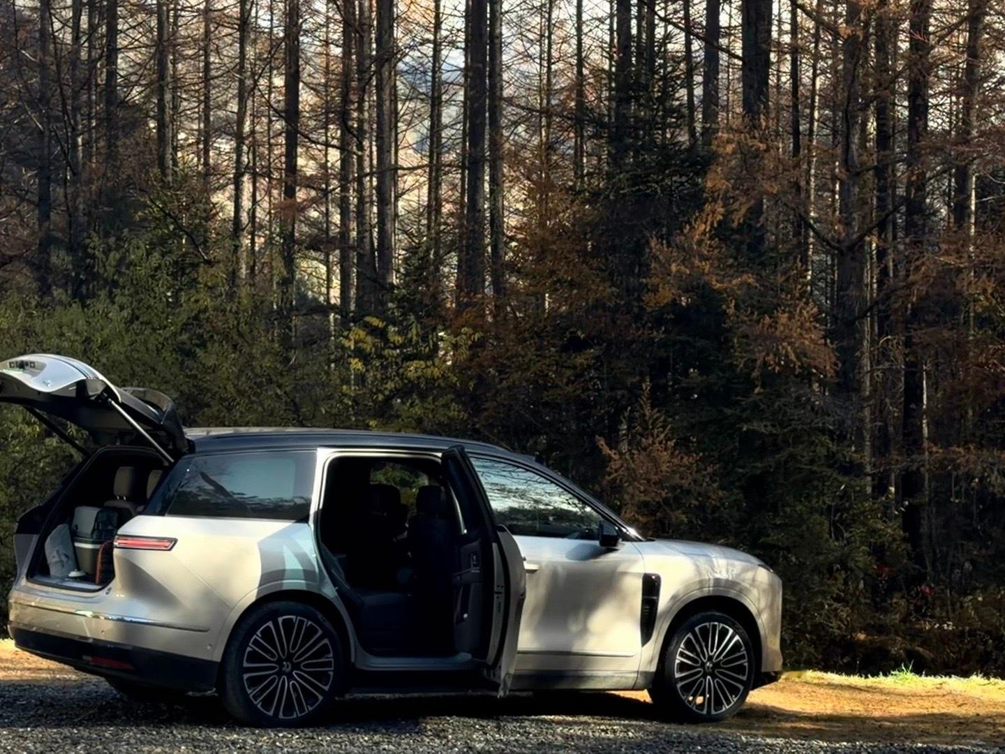 蔚来的川西环线打通了，有一个黑水县的换电站，居然是在雪山下，彩林之中，这你受得了