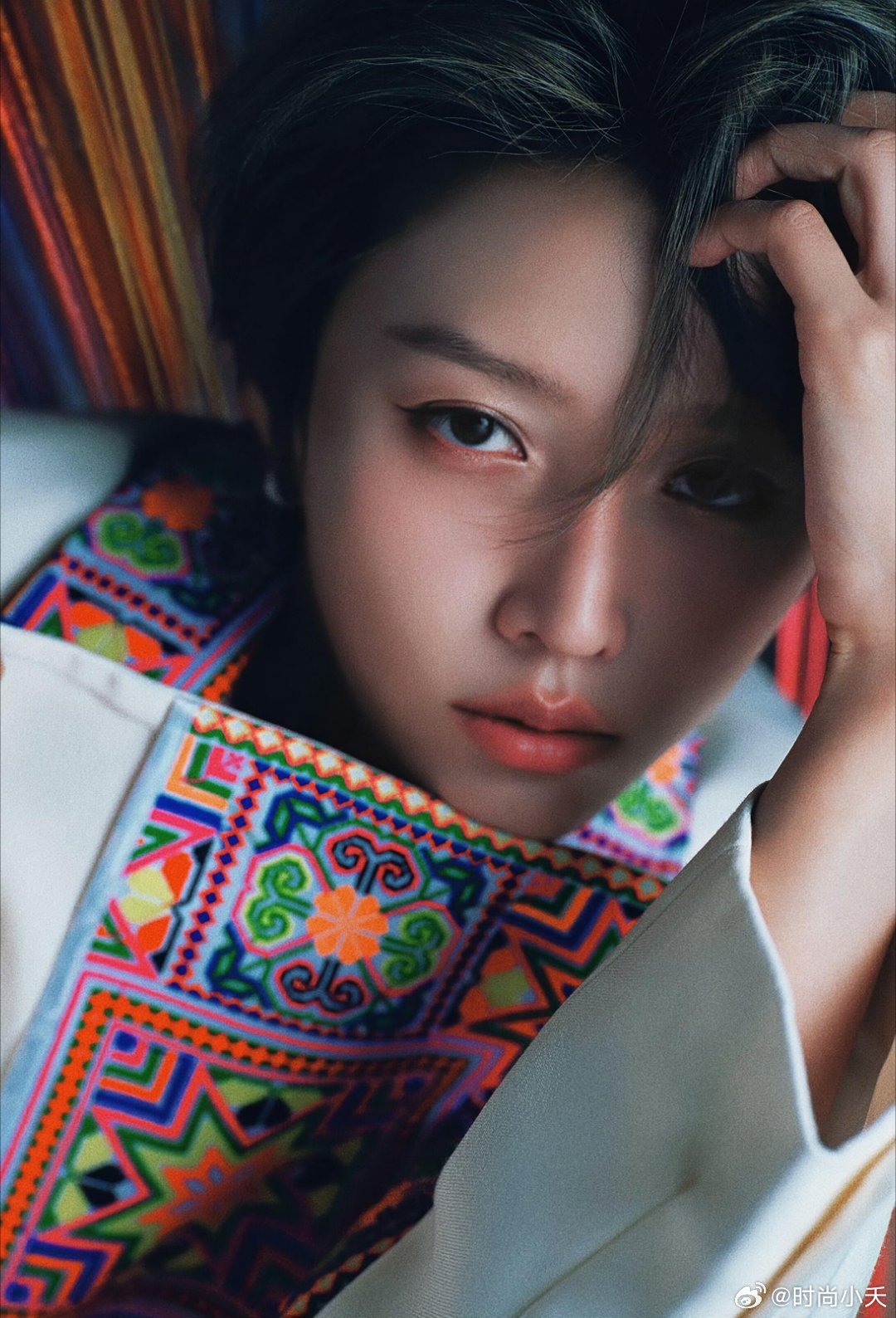 刘雨昕亮相《上城士》非遗巡游展，以利落白西装为基底，身着贵州设计师打造的苗绣主题