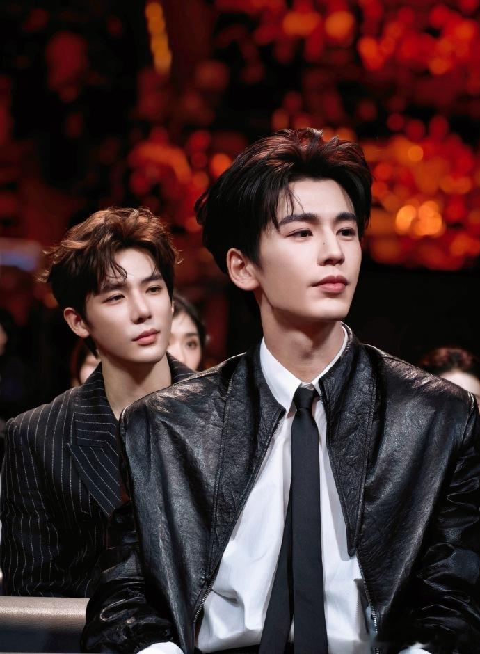 一张伟大的脸旁边又是一张伟大的脸 谁懂啊！这画面太绝了🥹一位是优雅权威的象征，