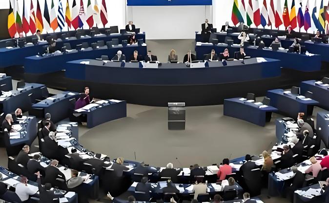 欧盟突然放出两个大招，看来是铁了心要把俄乌冲突拖到底了。
 
最近欧盟正式启动总