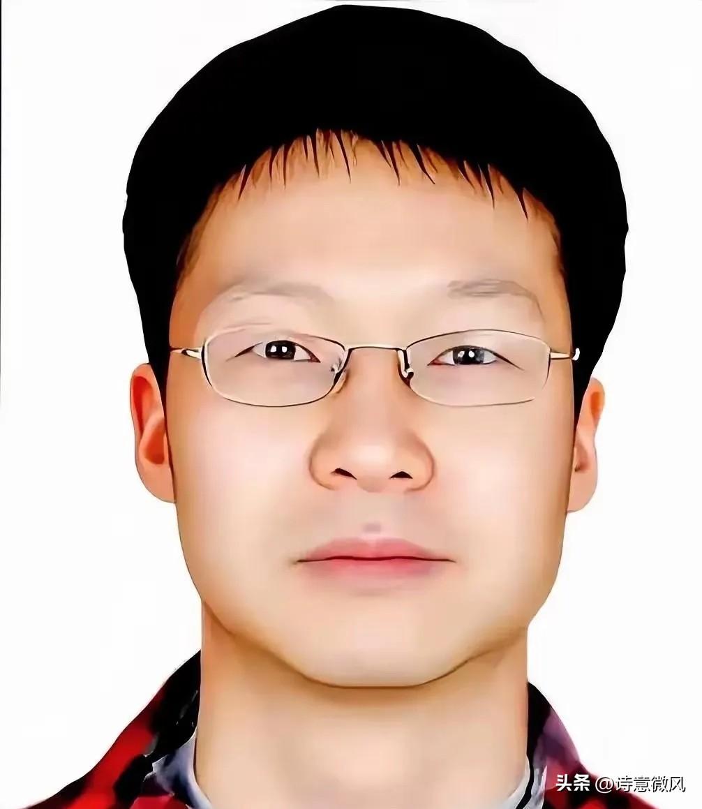 五十多岁的北大教授胡泳，在长达三年的时间里，被八十五岁重度失智的母亲拽入了尿布与