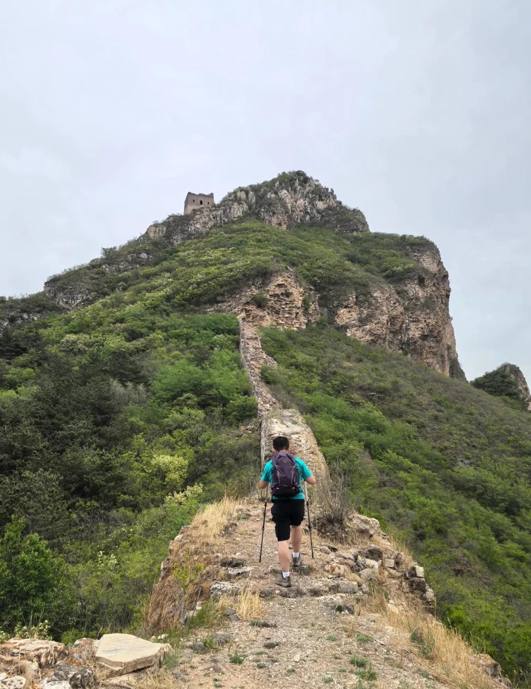 古北口卧虎山长城环线
🏔️五一实战攻略
【装备实测】
🎒 背包：骇客26L（
