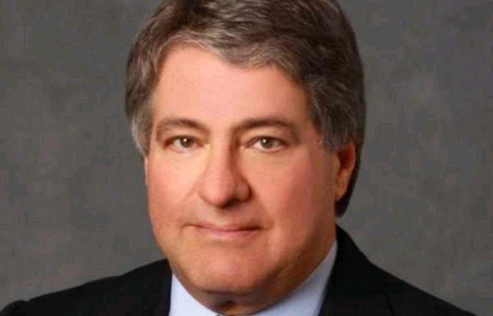 1967年冬天，普林斯顿，高等研究院。一个29岁的年轻人坐在办公室里，面前摊着一