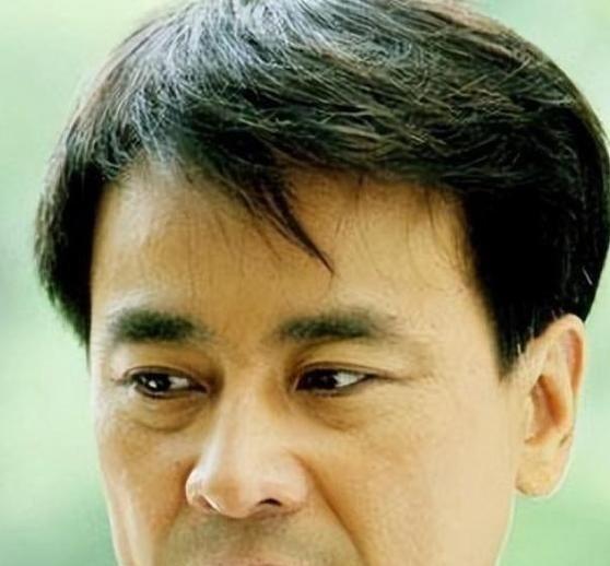《著名演员罗钢娶了比自己小23岁的妻子郝蕾，不辞辛劳帮助她战胜家族遗传病，历经艰