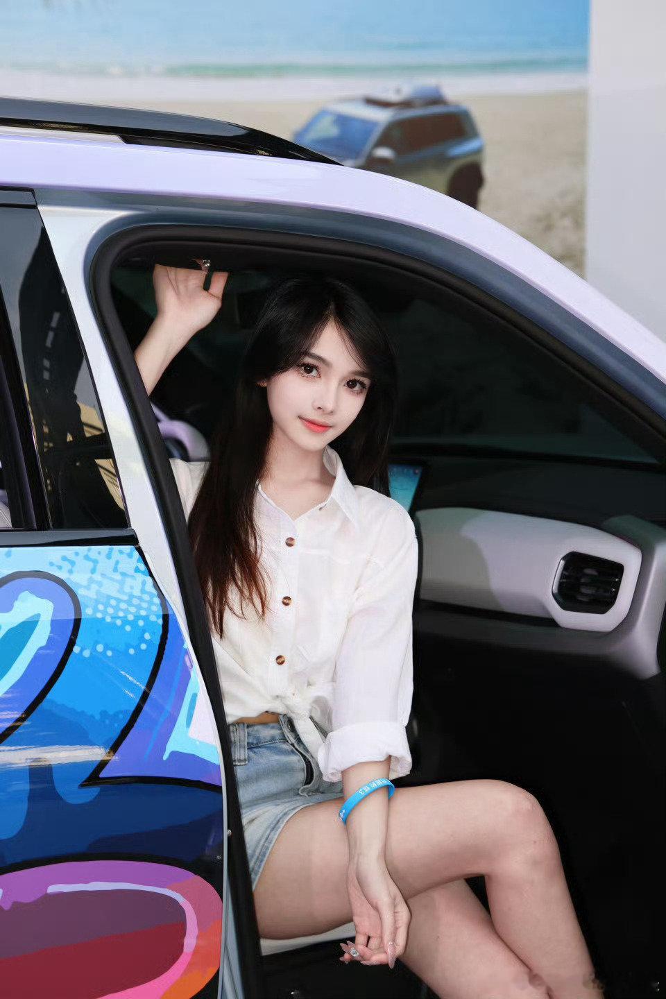 前段时间陪闺蜜冲车展，她原本还在纠结外资品牌，可一进展馆，中国新能源展台前里三层