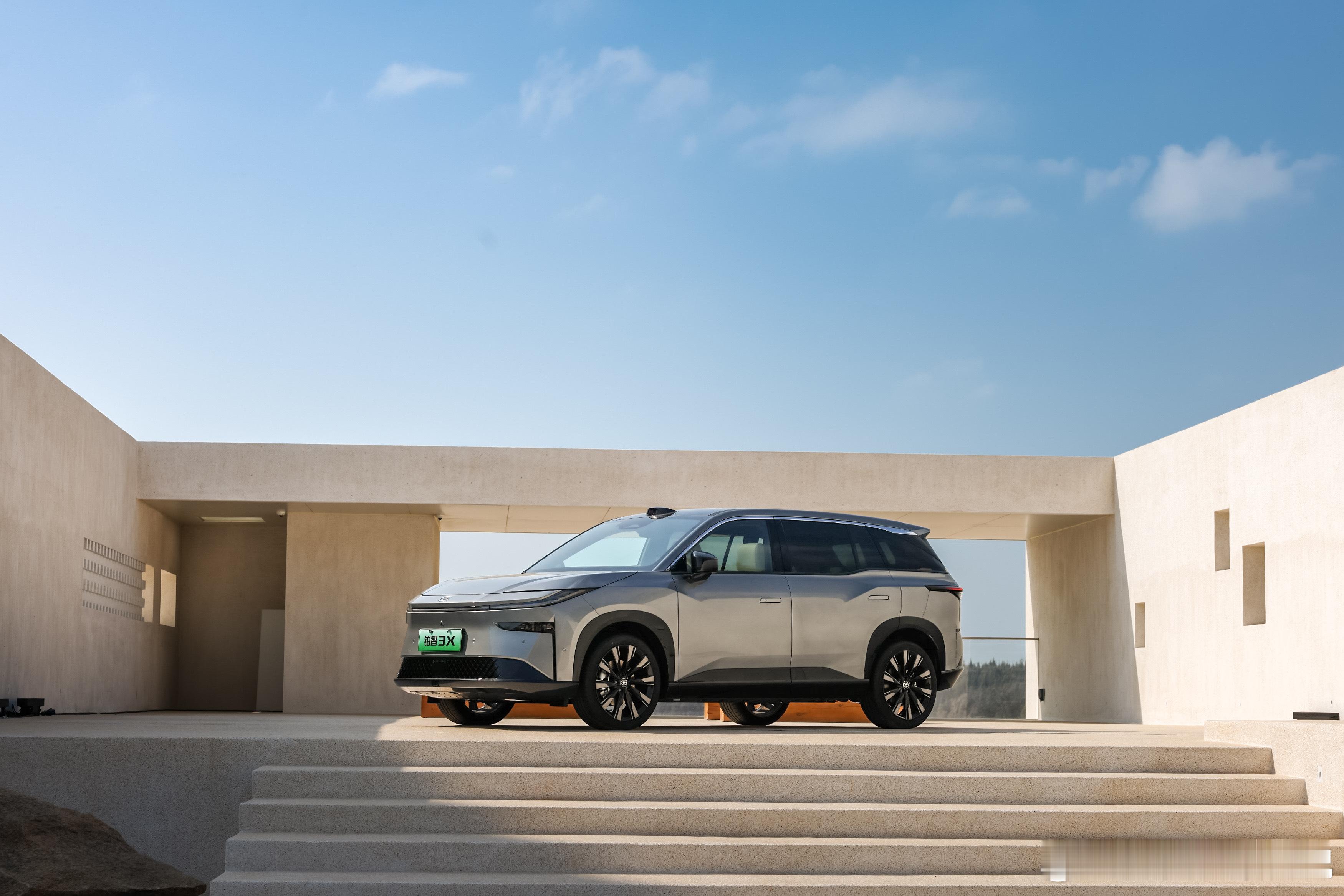 如果横向对比近两三年的新能源市场，你就会发现，消费者其实并没有那么的“站队”。说