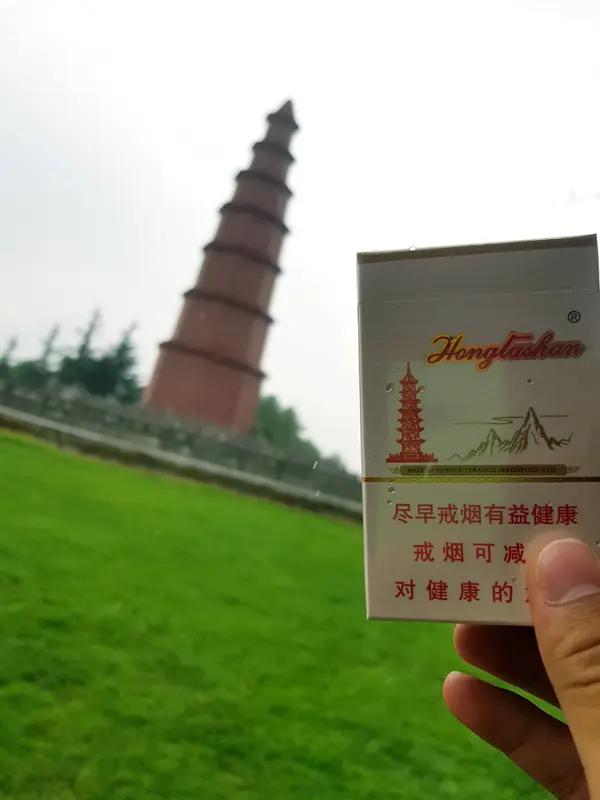 要说一个证明不再年轻的香烟名，我选“翡翠”。第一次见它是在爷爷床头柜，绿色包装，