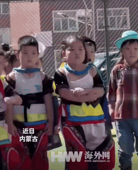 不愧是草原上的儿女，内蒙古的小孩从小就开始学习摔跤。
在内蒙古幼儿园，一年一度的