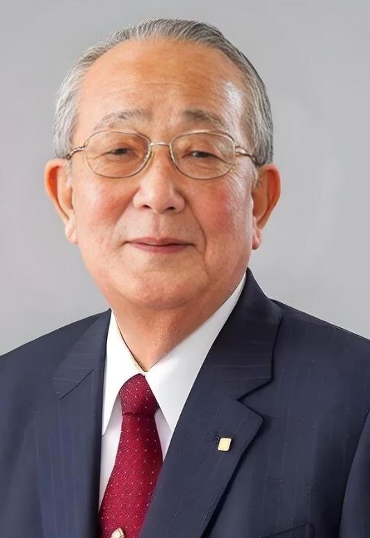 1997年，身家200亿的日本富商稻盛和夫，被查出来癌症，当他得知后，仅仅只是愣