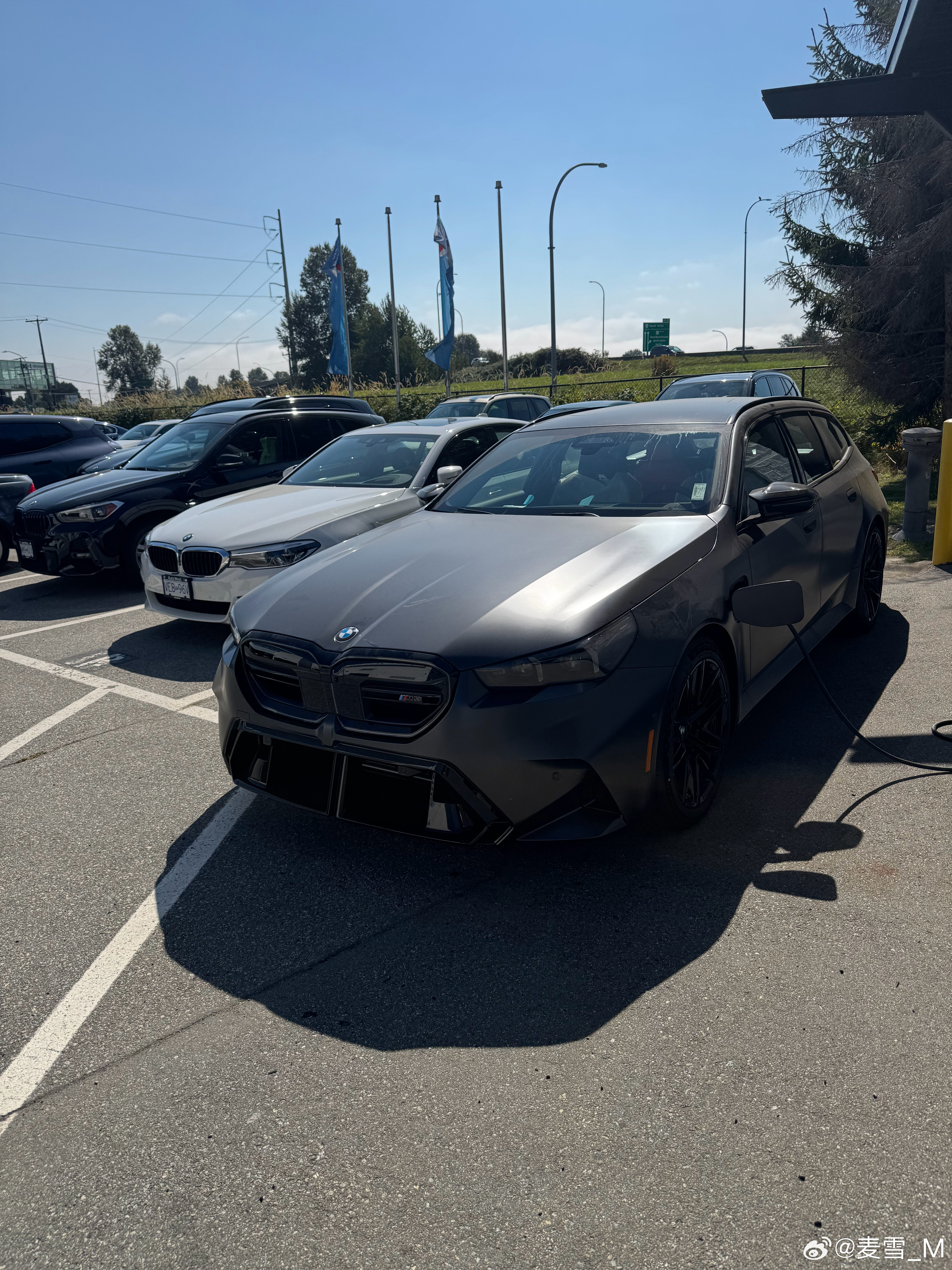 我认识的大个买了个M5 touring，车刚到4s店就急忙让我陪他去看车。看完了