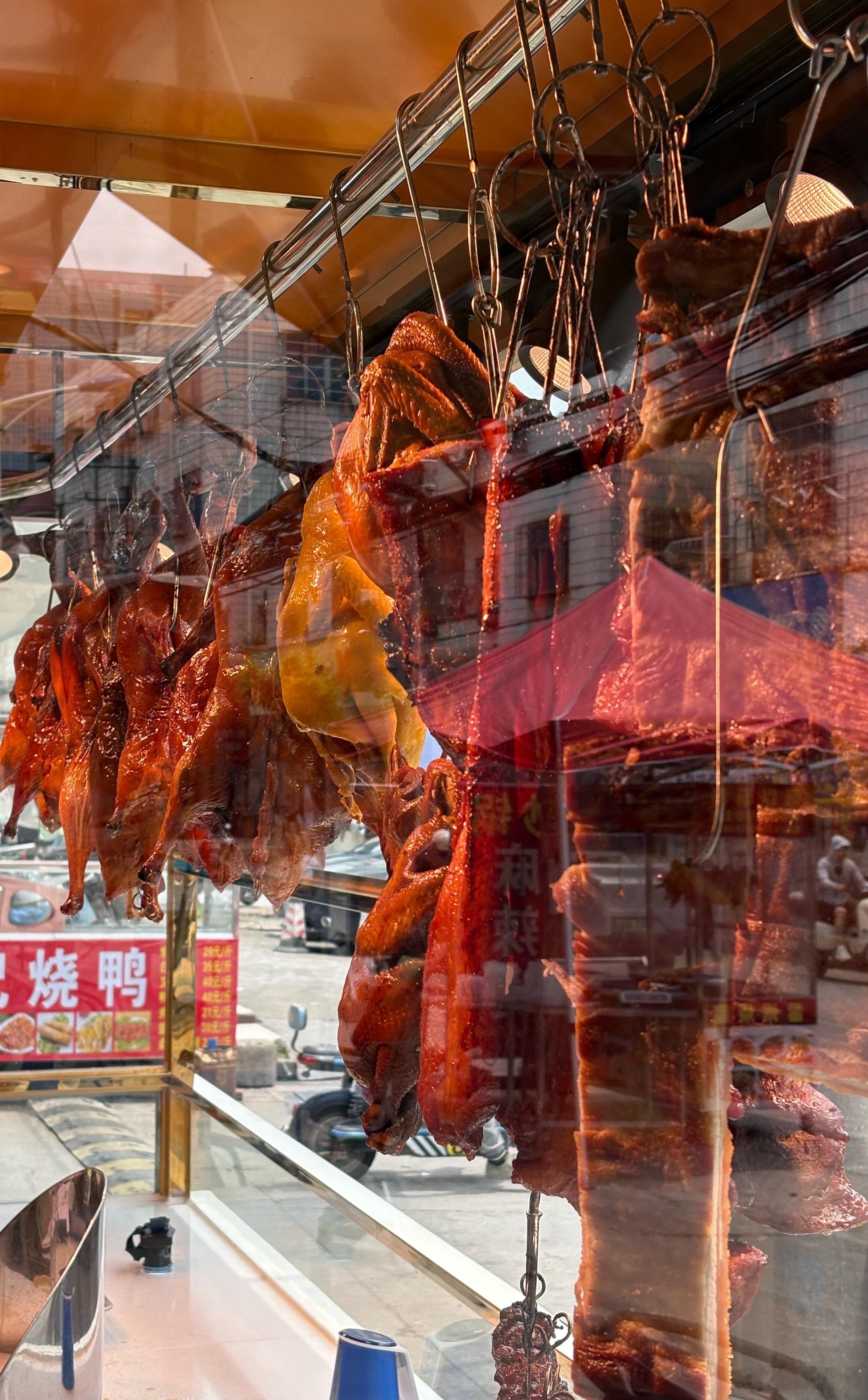 朋友的人烧腊店开业了，生意很火爆，还有人从远方慕名而来……因为用料扎实，现烤新鲜