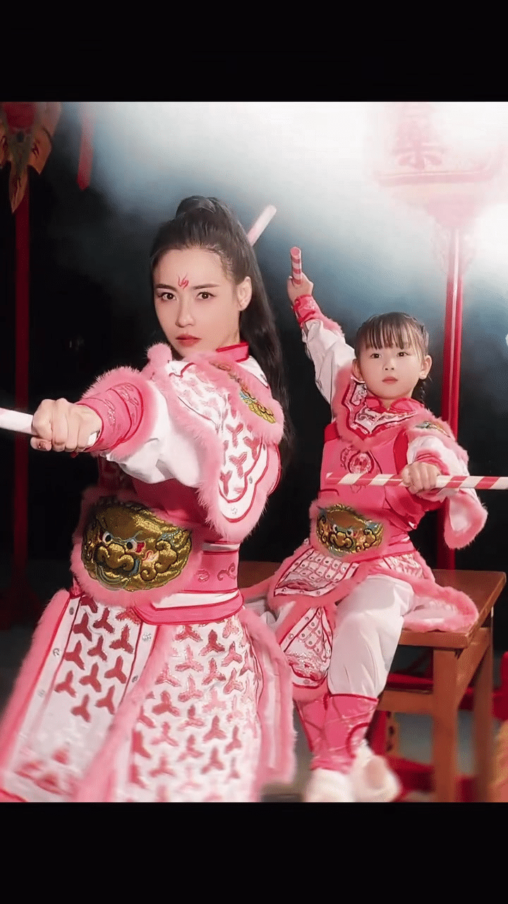 张柏芝跳英歌舞，妥妥的女中豪杰！铿锵有力，又美又强，直接看嗨了！张柏芝跳潮汕非遗