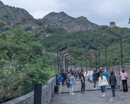 北京，60多岁的江大爷和亲友参加北京五日游。行程中，旅行社擅自调整行程，连续安排