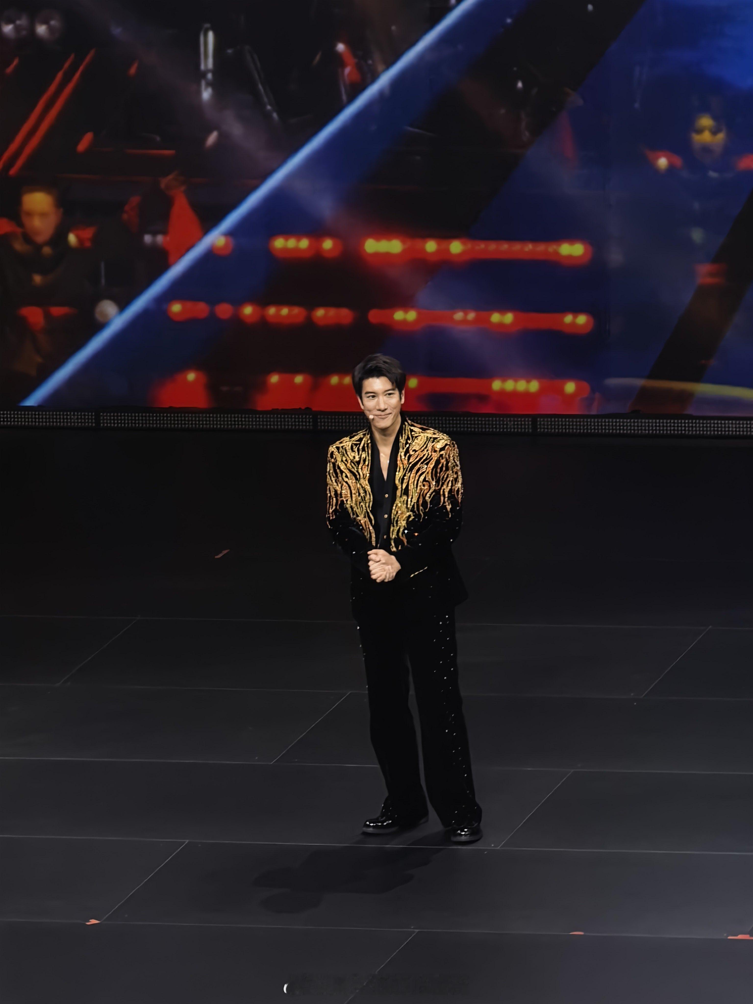 气势如宏，腾势的全球代言人，王力宏等了半天，我以为会唱个《改变世界》呢，就下去了