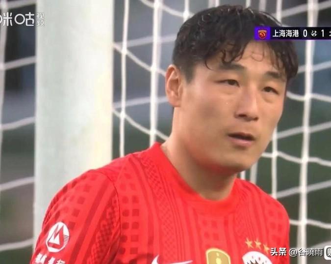 从武磊的体态看，他还没有恢复到最佳状态。
超级杯武磊出场了， 超出了球迷的预料，