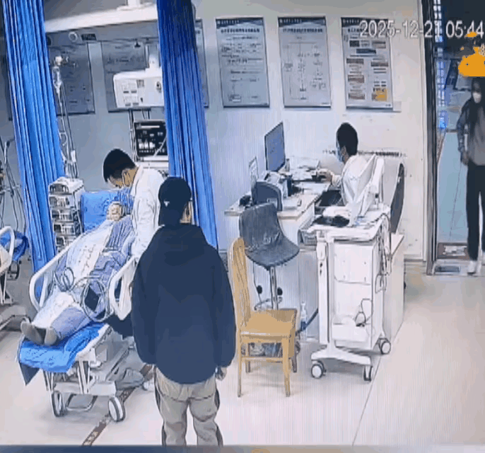 简直是匪夷所思
一女子竟因医生给患者检查时间过长，迟迟不喊自己，怒气冲冲进入检查