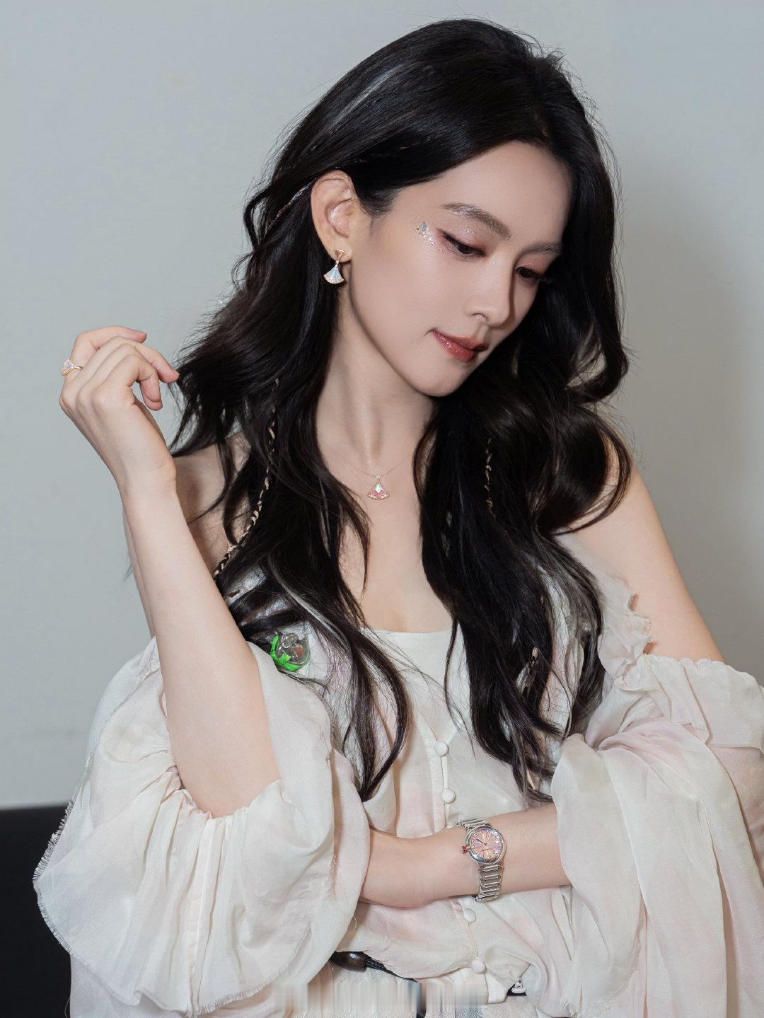 陈昊宇、孟子义、陈都灵演绎宝格丽七夕系列，看美女心情很好😍 ​​​