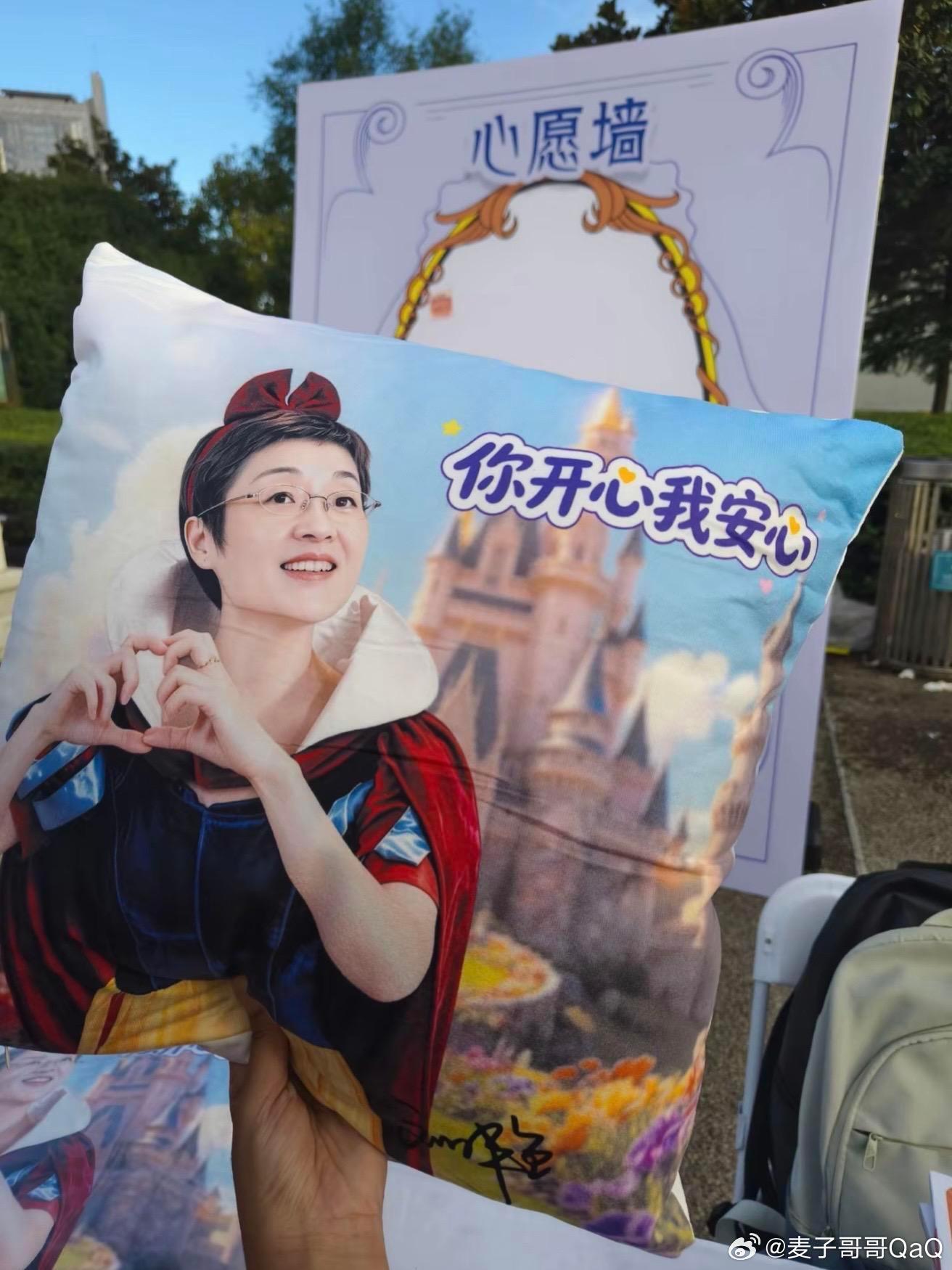 马拉松秒变考研祈福现场学生说考研是马拉松，晓艳老师直接把马拉松跑成线下见面会。马