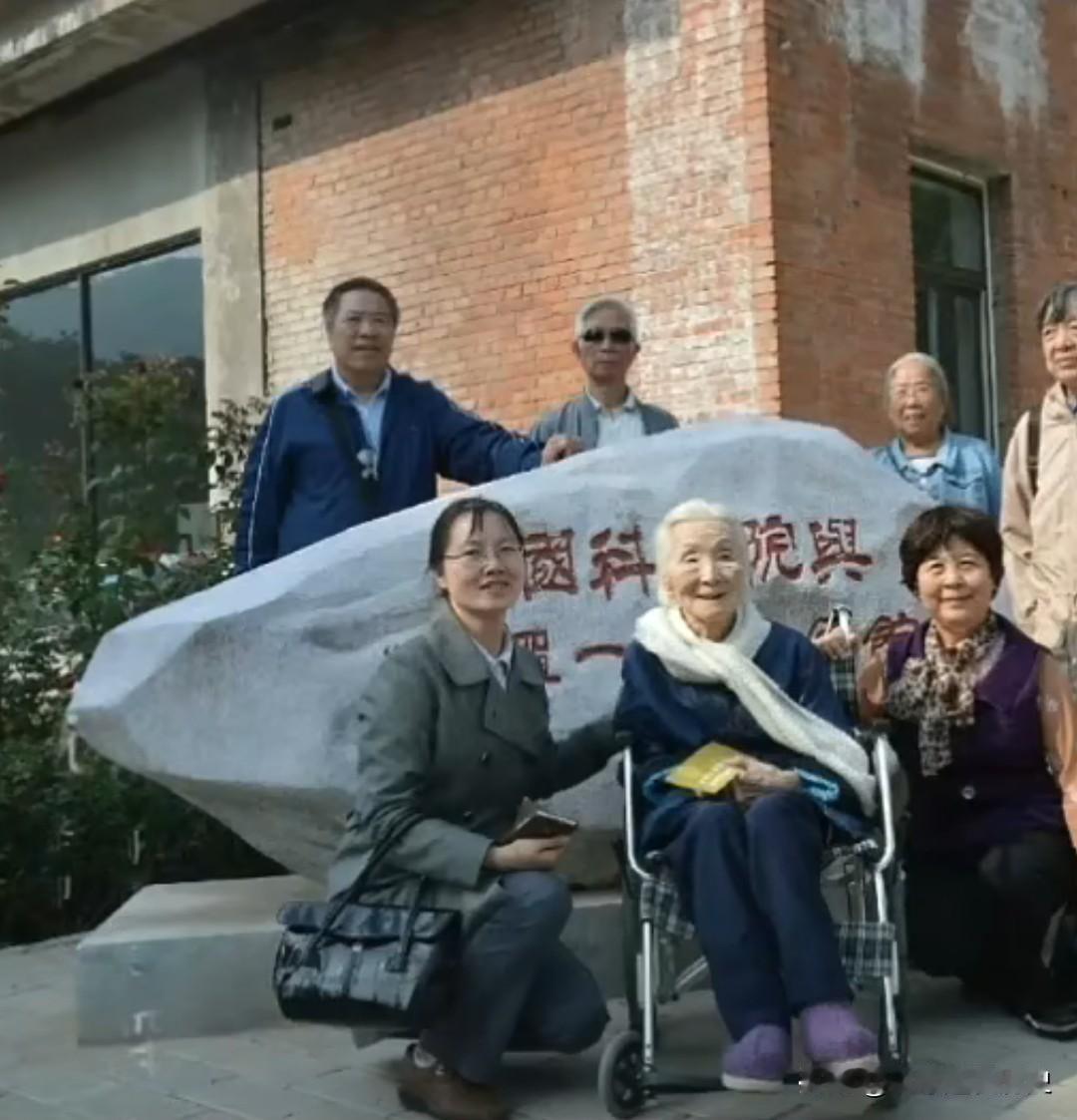 2015年10月16日，年届98岁高龄的李佩先生前往中国科学院与“两弹一星”纪念
