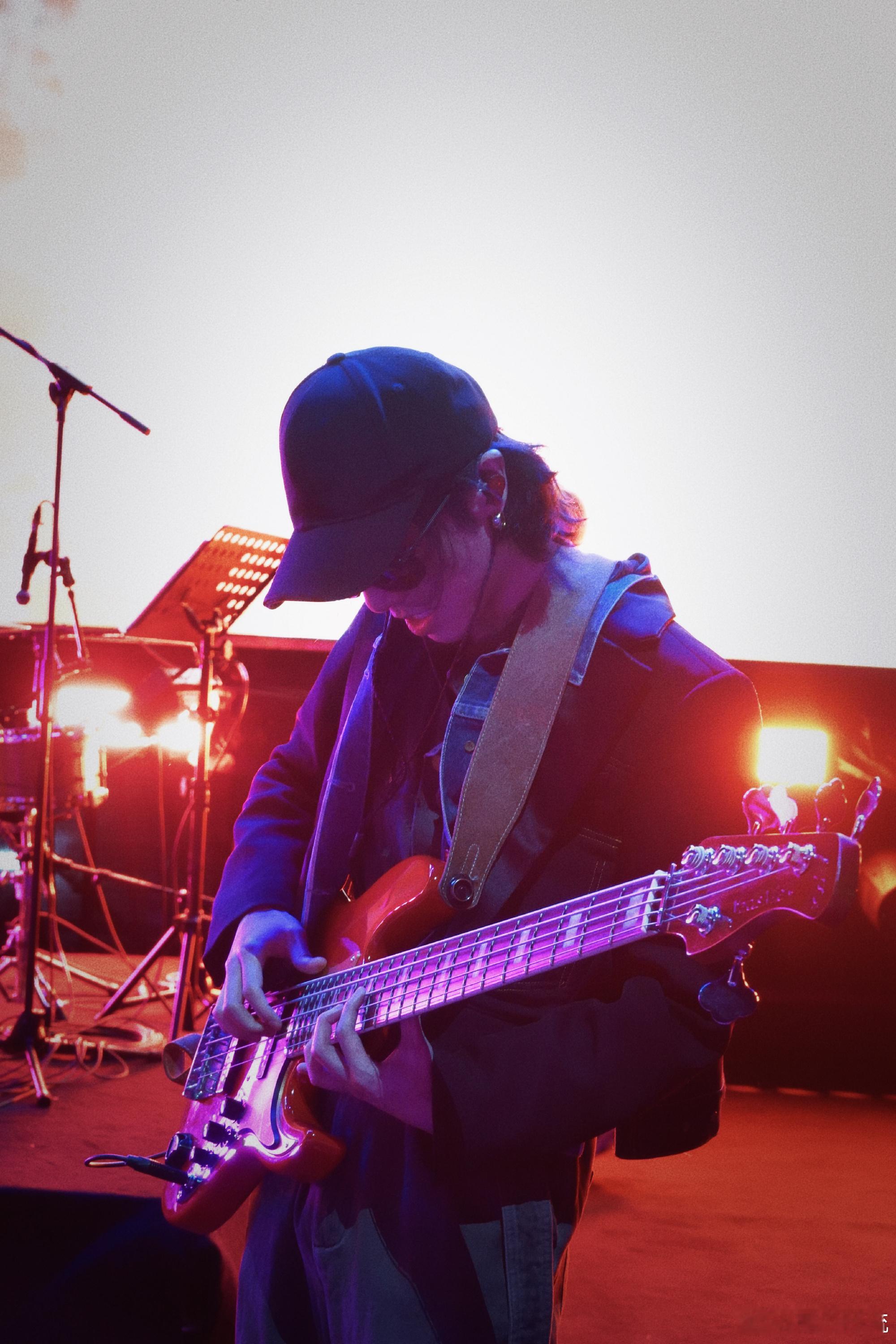 华晨宇嘉兴音乐节华晨宇嘉兴音乐节彩排照，花花玩起了贝斯，贝斯老师在后边打鼓哈哈哈