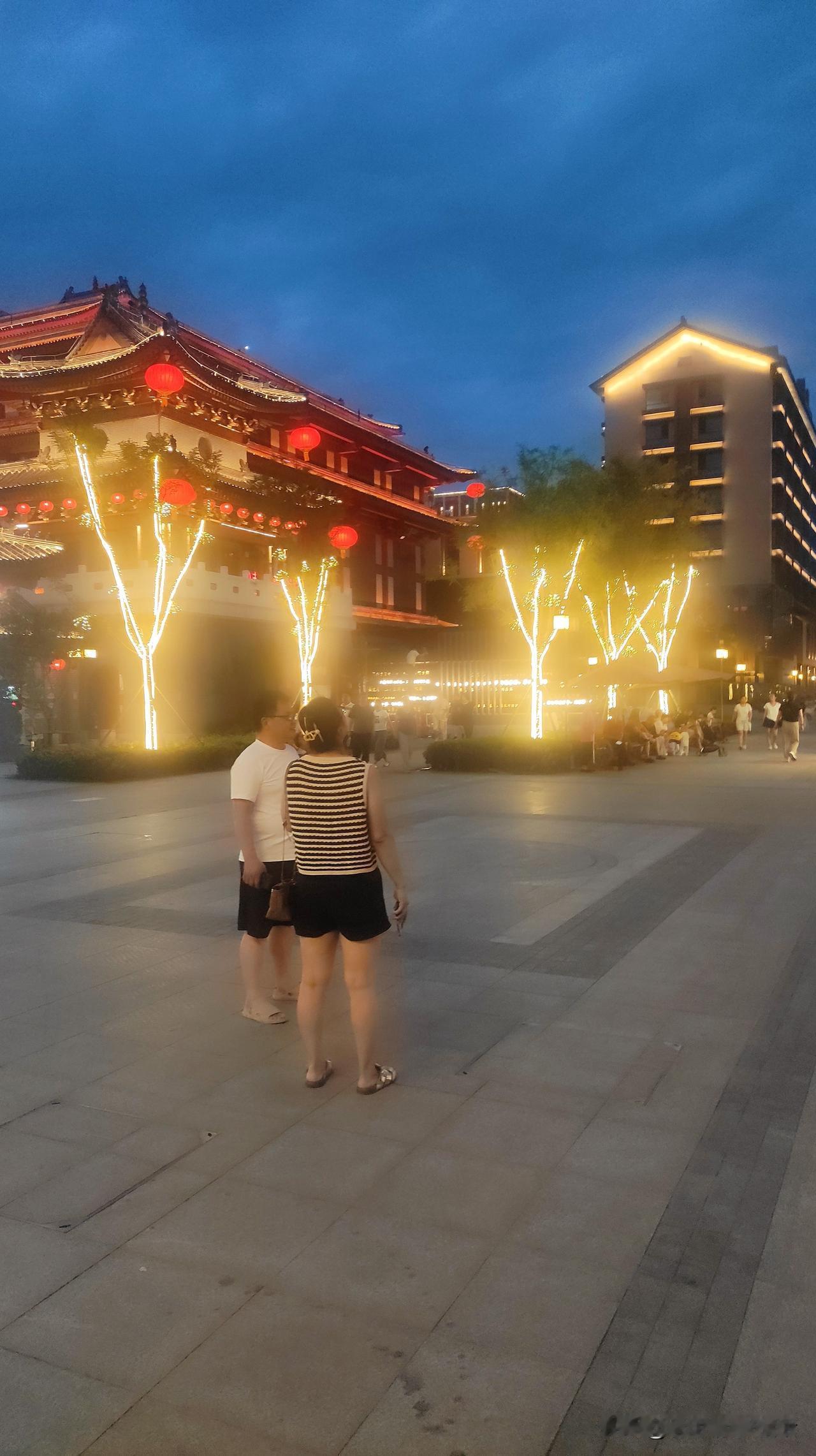 黄昏时分，漫步在灯火辉煌的古城街头，感受传统与现代的交融。古城风景照 古城风夜景