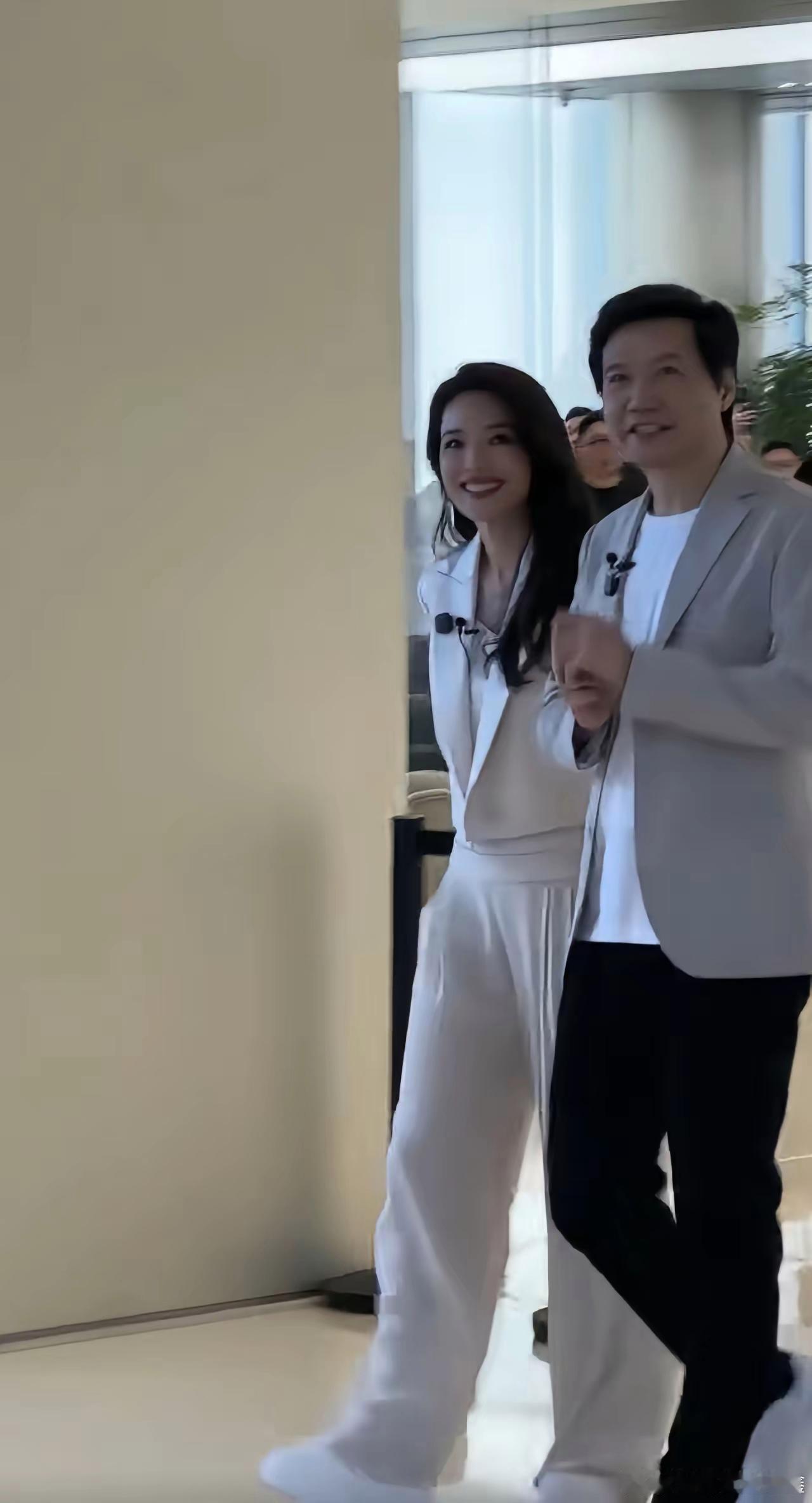 你知道雷军为什么要找舒淇代言呢？已经有点儿过气了呀雷军找舒淇代言，是让人想不通的