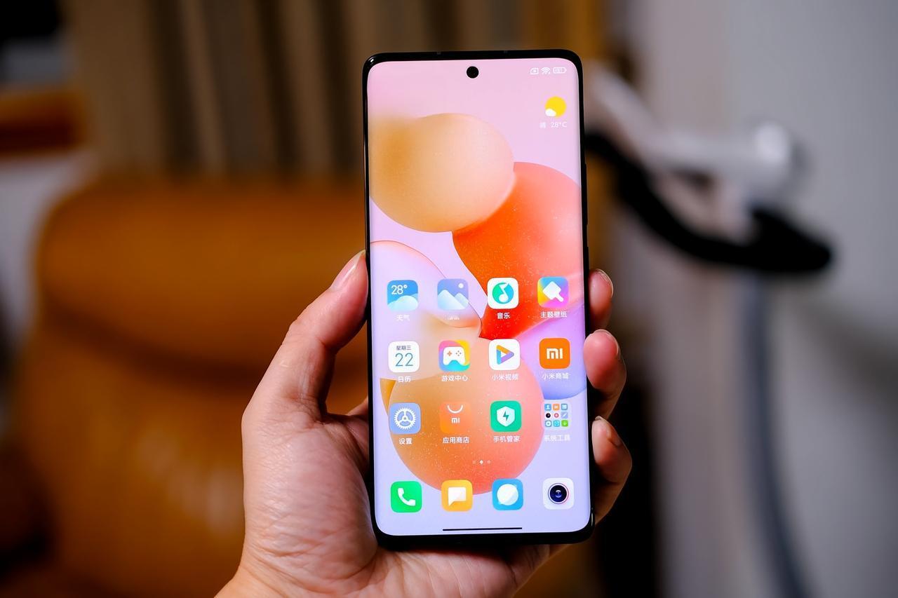 手机圈风向大变！续航成新战场
曾经的我，三年能换三四台手机，妥妥的“换机狂魔”，