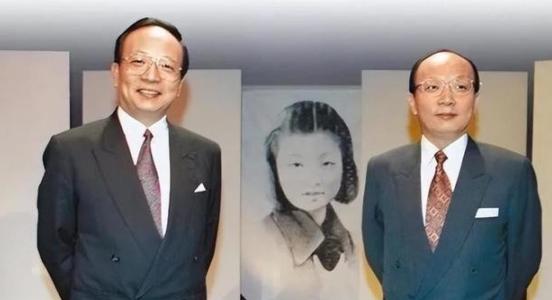 1988年，蒋经国在台北病逝。深夜时分，灵堂里却来了两个神秘男子，这两个男子故意